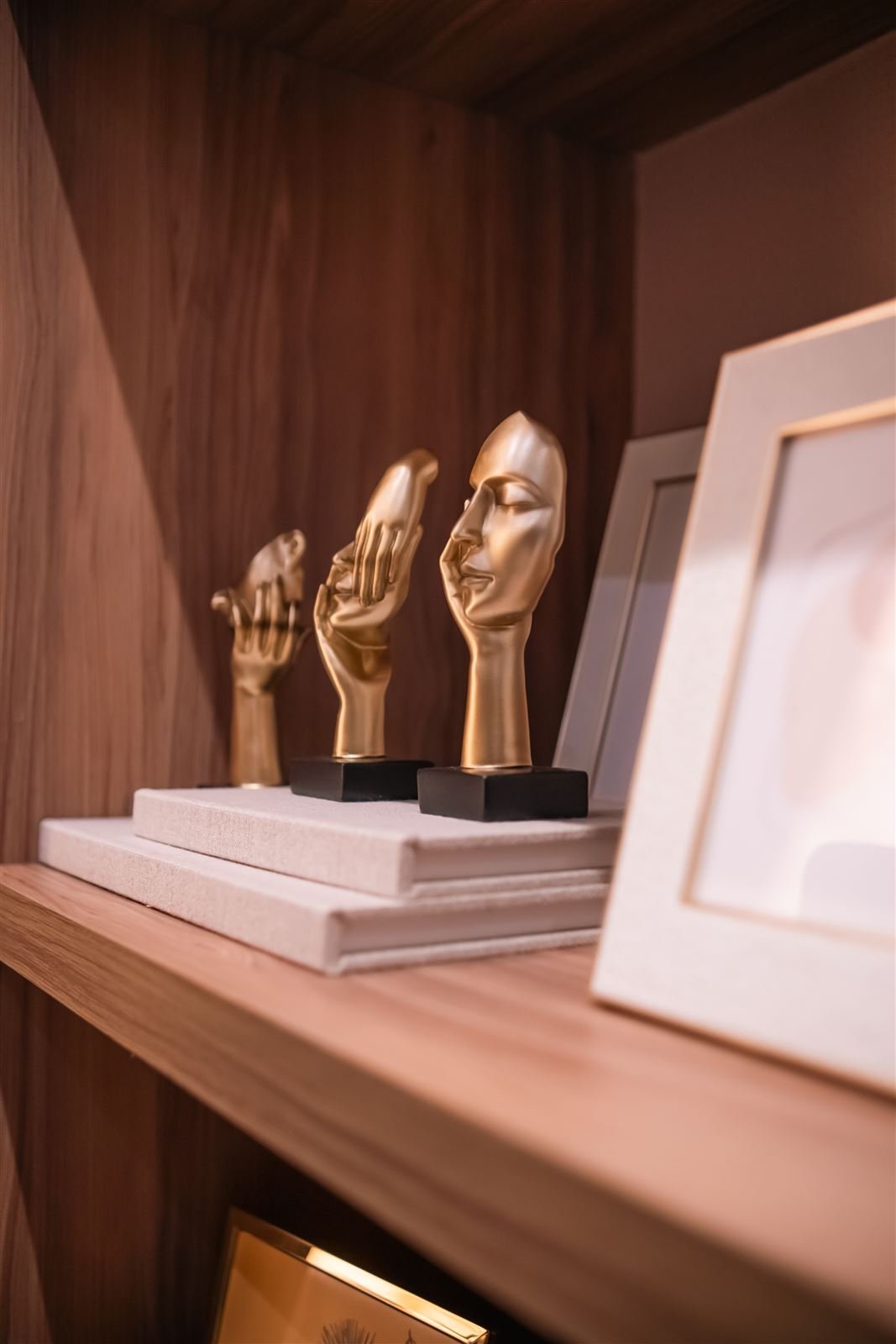 Detalhe de decoração com esculturas douradas