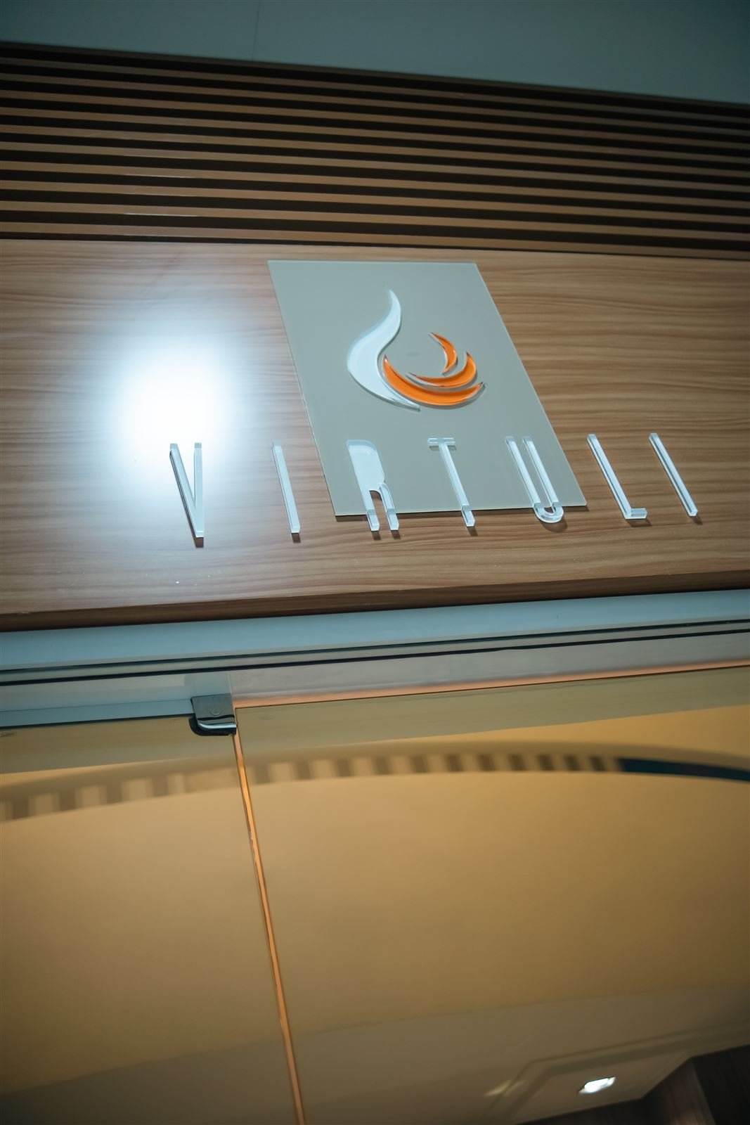 Painel com logotipo Virtuli na recepção