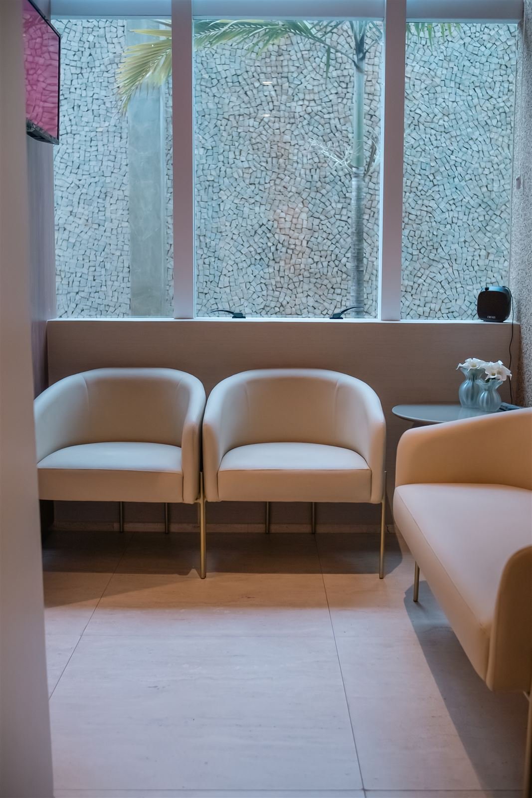 Recepção da Clínica Virtuli com poltronas claras e iluminação natural