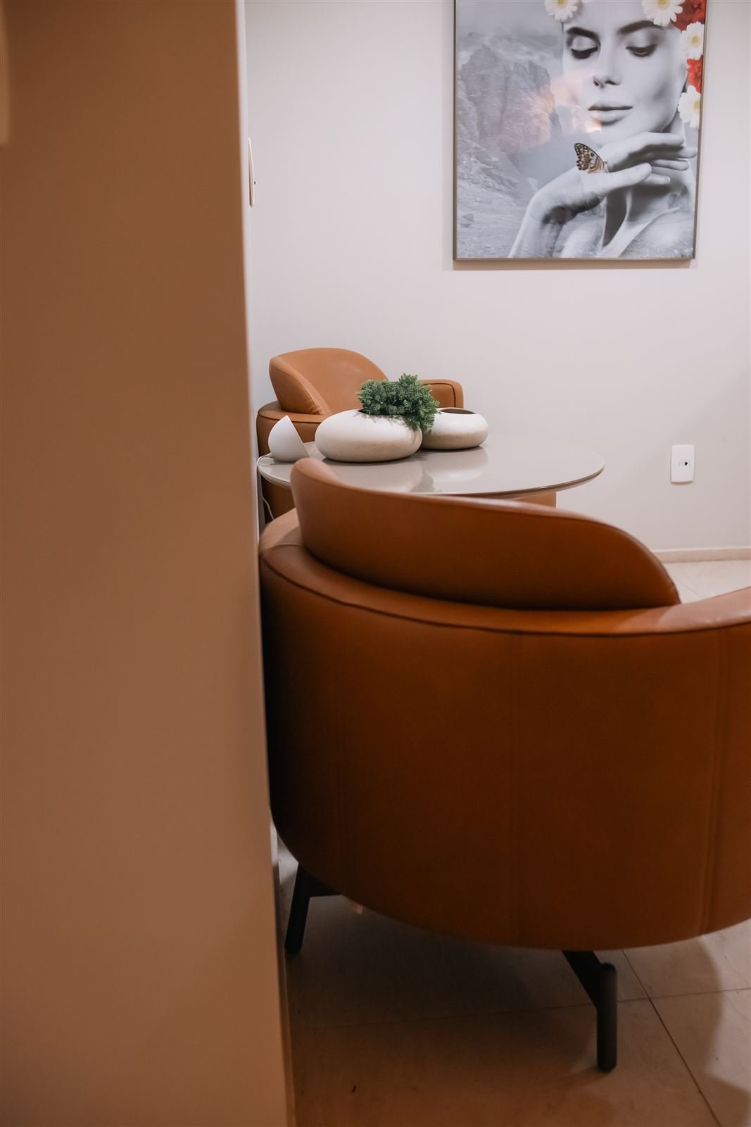 Sala de atendimento com poltrona caramelo